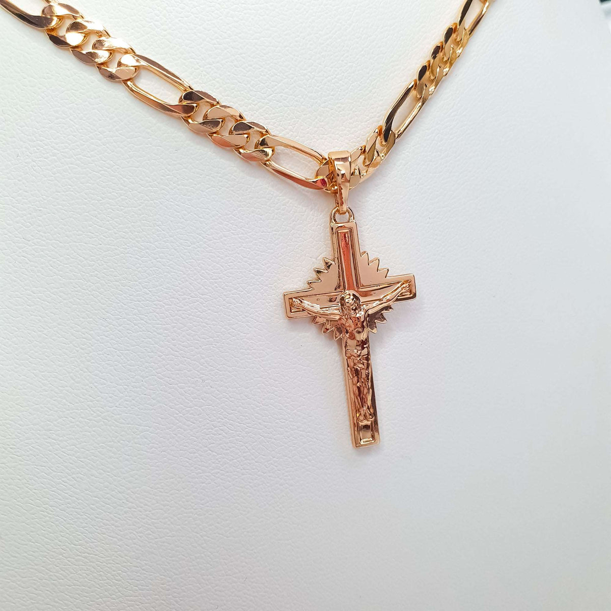 Aukso atspalvio kryželis su Kristaus atvaizdu iš arti ant masyvios figaro grandinėlės