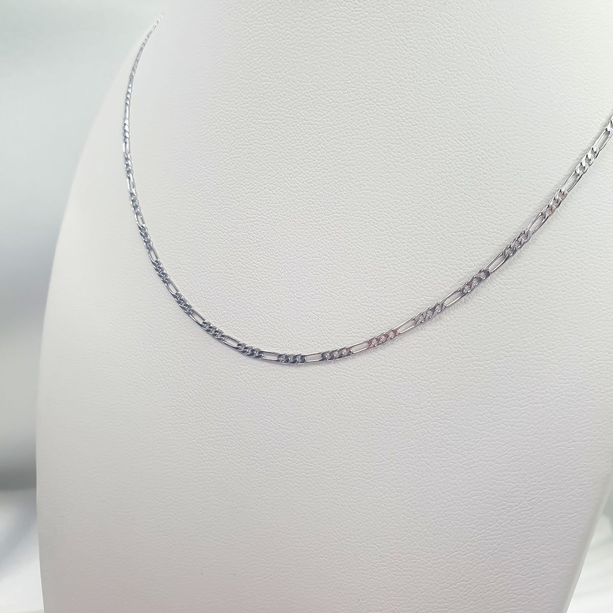 Siaura 2 mm figaro grandinėlė ant balto manekeno kaklo, unisex kasdienis papuošalas