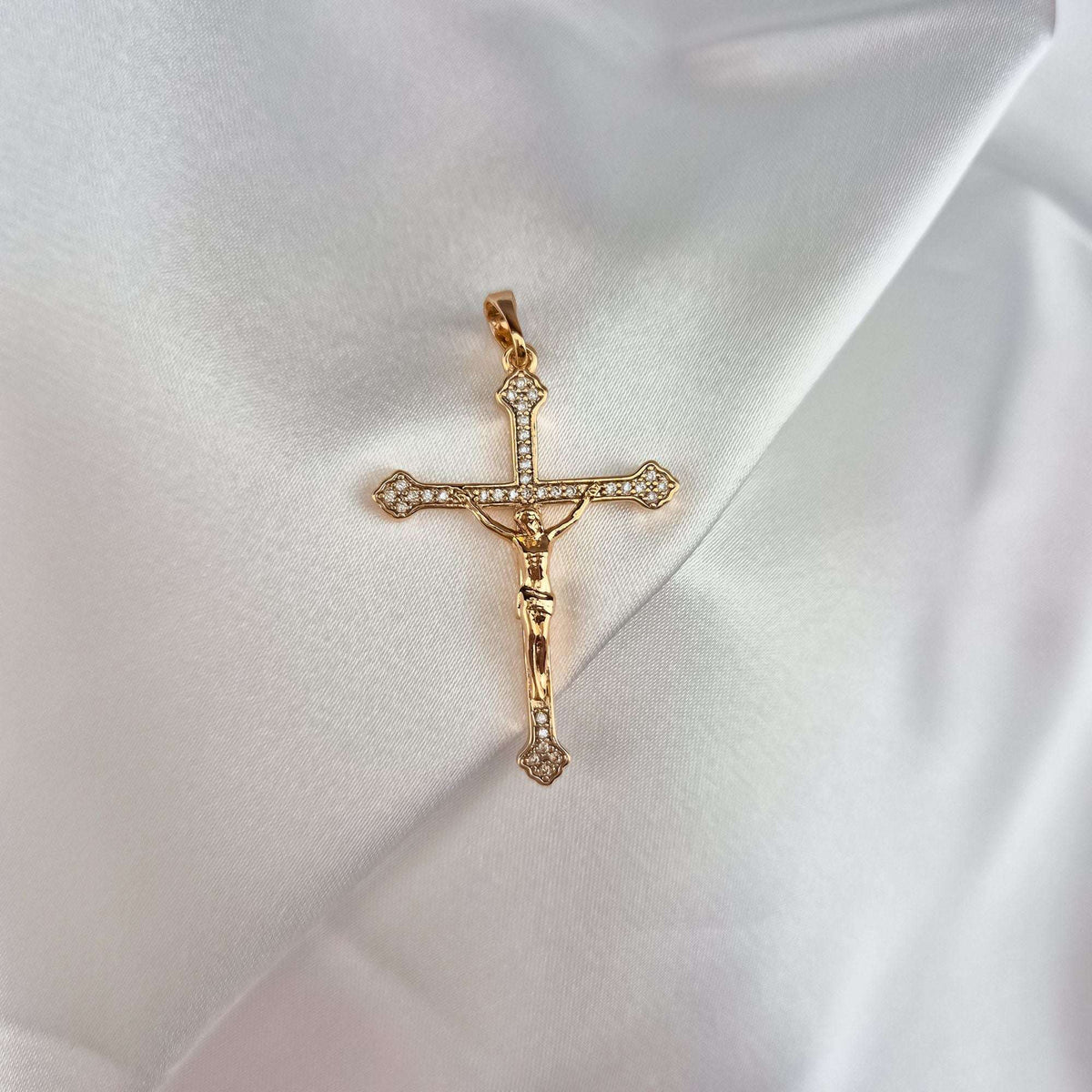 Cirkoniais puoštas kryželis su 18K aukso danga ant balto atlaso klosčių
